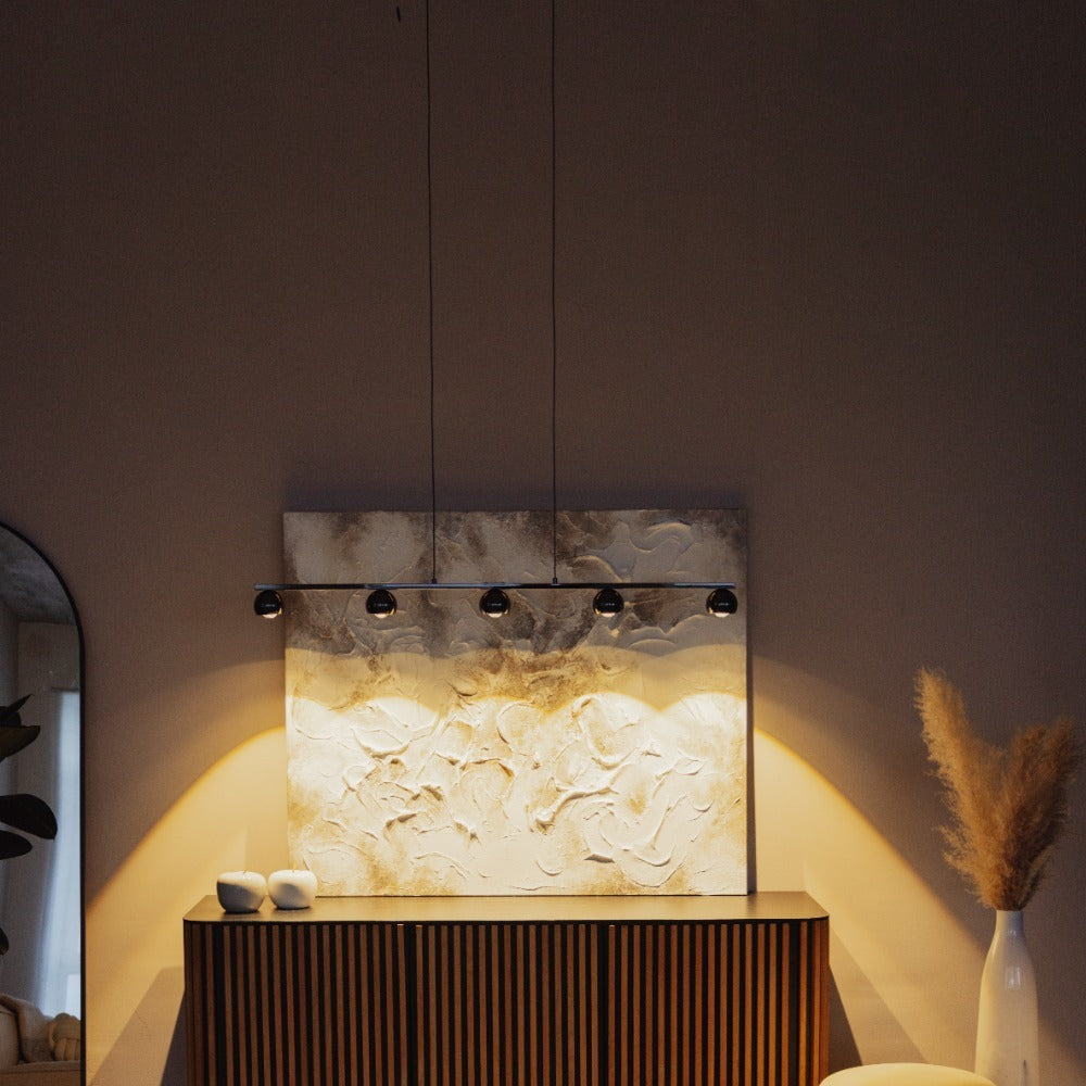 Stilvolle LED Deckenleuchte mit eleganten Lichtkegeln