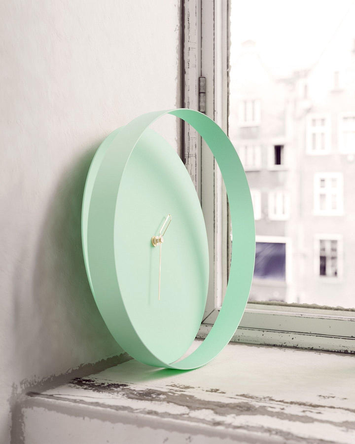 Schwebende Wanduhr mit Zifferblatt – individuell anpassbar – Orbinox
